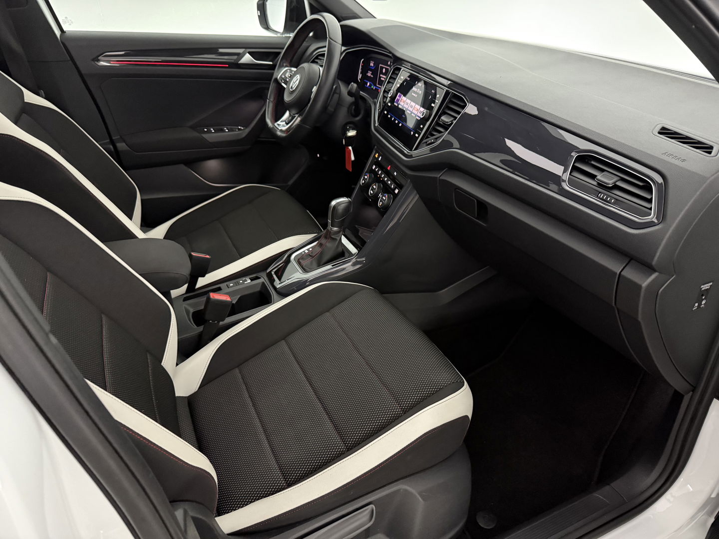 Volkswagen T-Roc 1.5 TSI Sport 150PK | Pano | Virtual | Camera | Carplay | Sfeerverl. | Adaptive Cruise | Stoelverw.