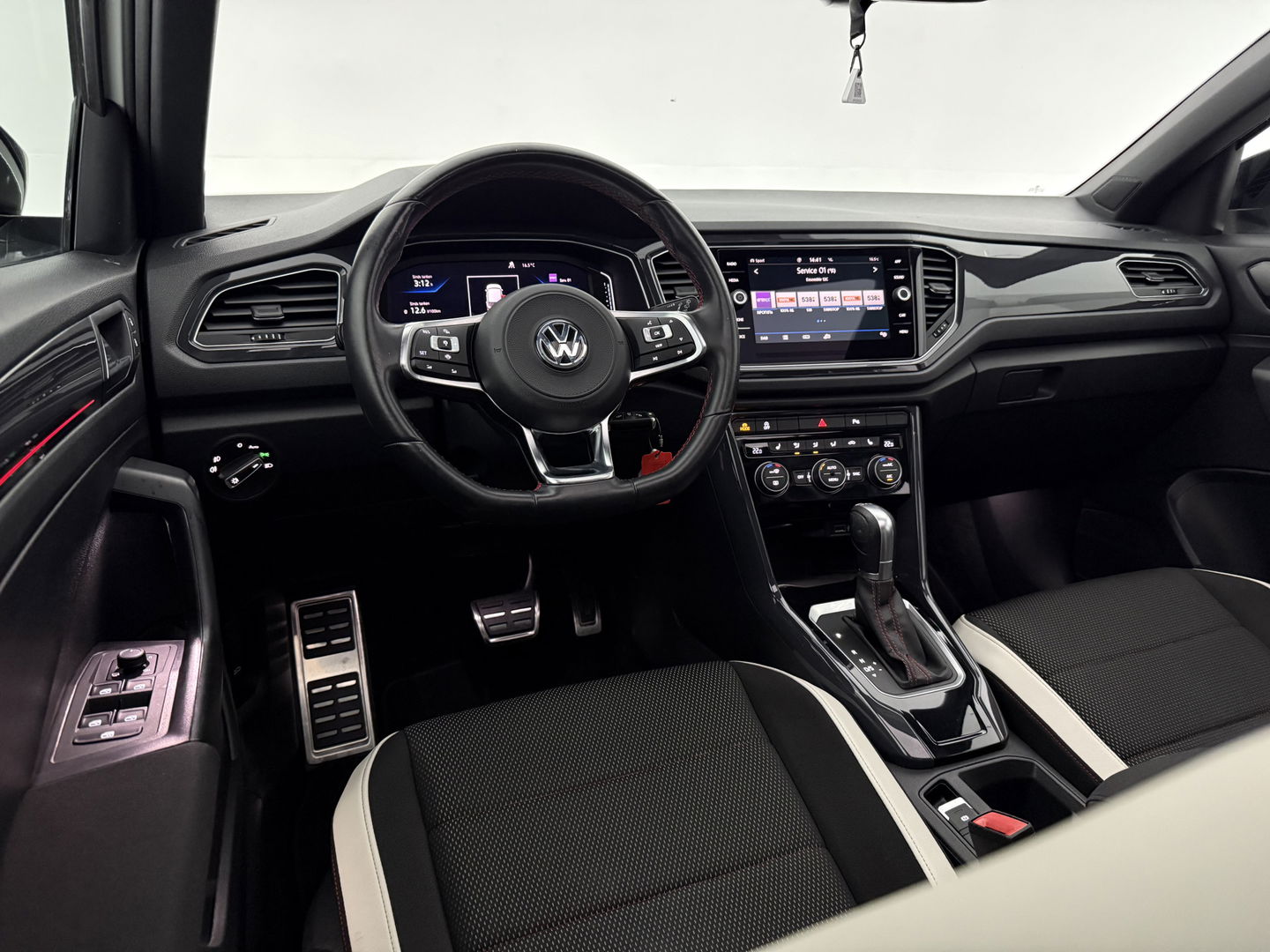 Volkswagen T-Roc 1.5 TSI Sport 150PK | Pano | Virtual | Camera | Carplay | Sfeerverl. | Adaptive Cruise | Stoelverw.