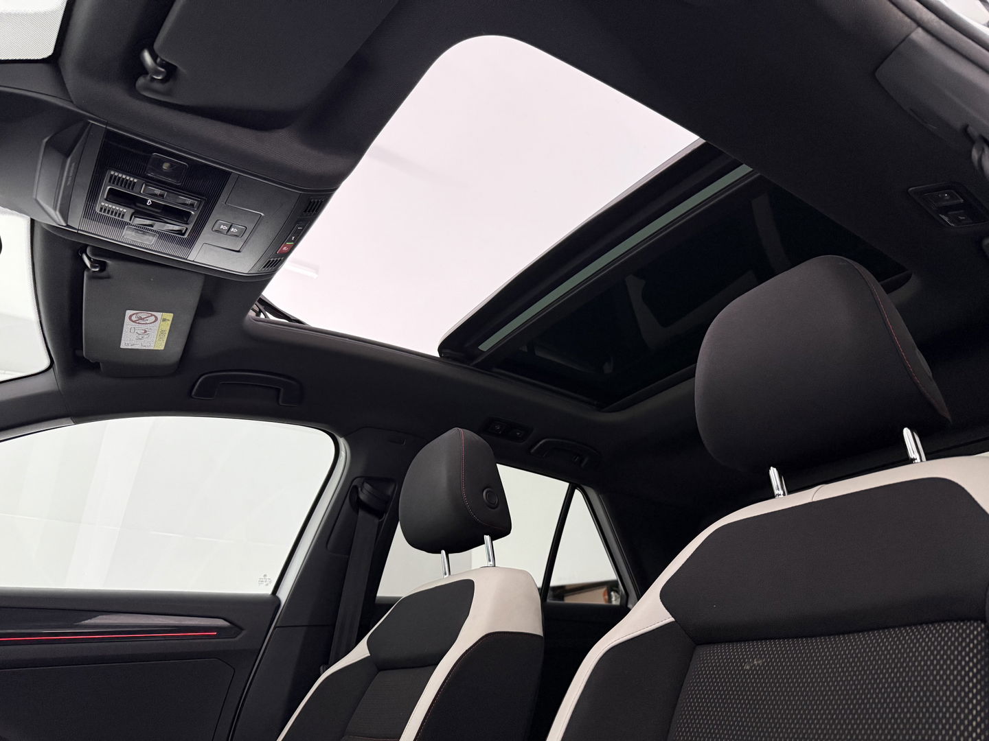 Volkswagen T-Roc 1.5 TSI Sport 150PK | Pano | Virtual | Camera | Carplay | Sfeerverl. | Adaptive Cruise | Stoelverw.