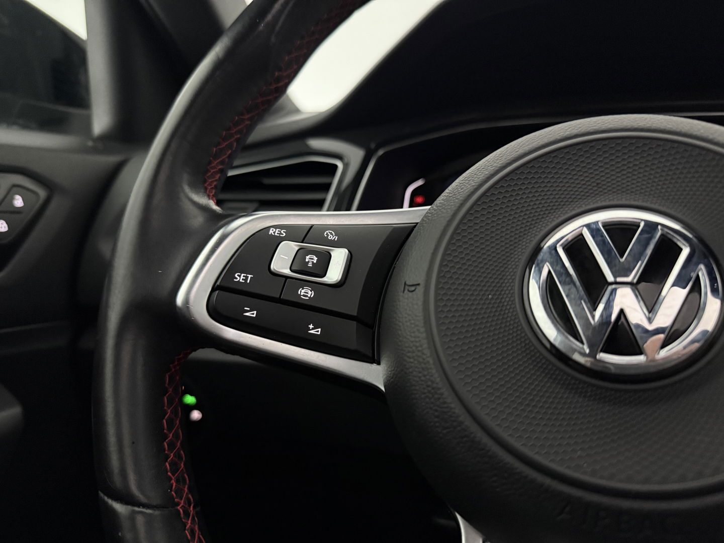 Volkswagen T-Roc 1.5 TSI Sport 150PK | Pano | Virtual | Camera | Carplay | Sfeerverl. | Adaptive Cruise | Stoelverw.