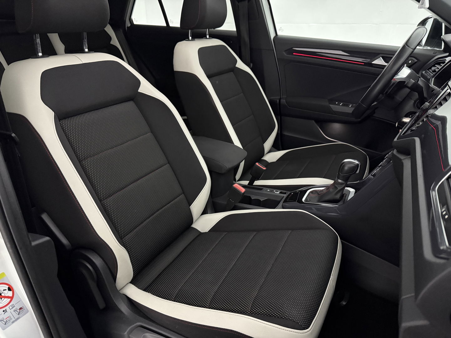 Volkswagen T-Roc 1.5 TSI Sport 150PK | Pano | Virtual | Camera | Carplay | Sfeerverl. | Adaptive Cruise | Stoelverw.