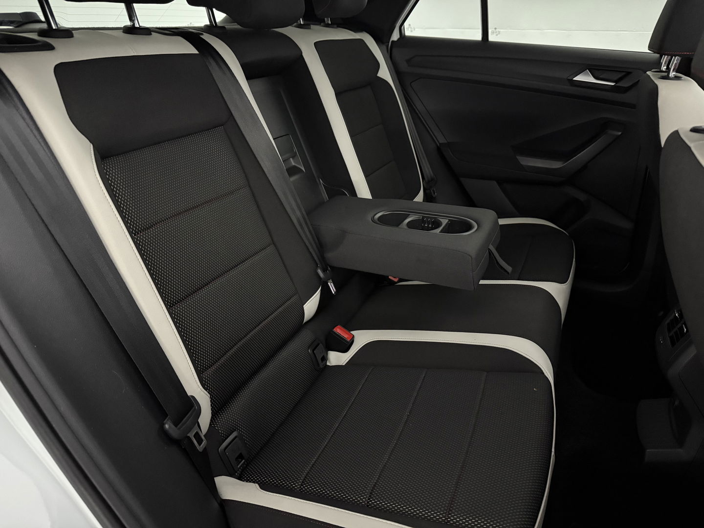 Volkswagen T-Roc 1.5 TSI Sport 150PK | Pano | Virtual | Camera | Carplay | Sfeerverl. | Adaptive Cruise | Stoelverw.
