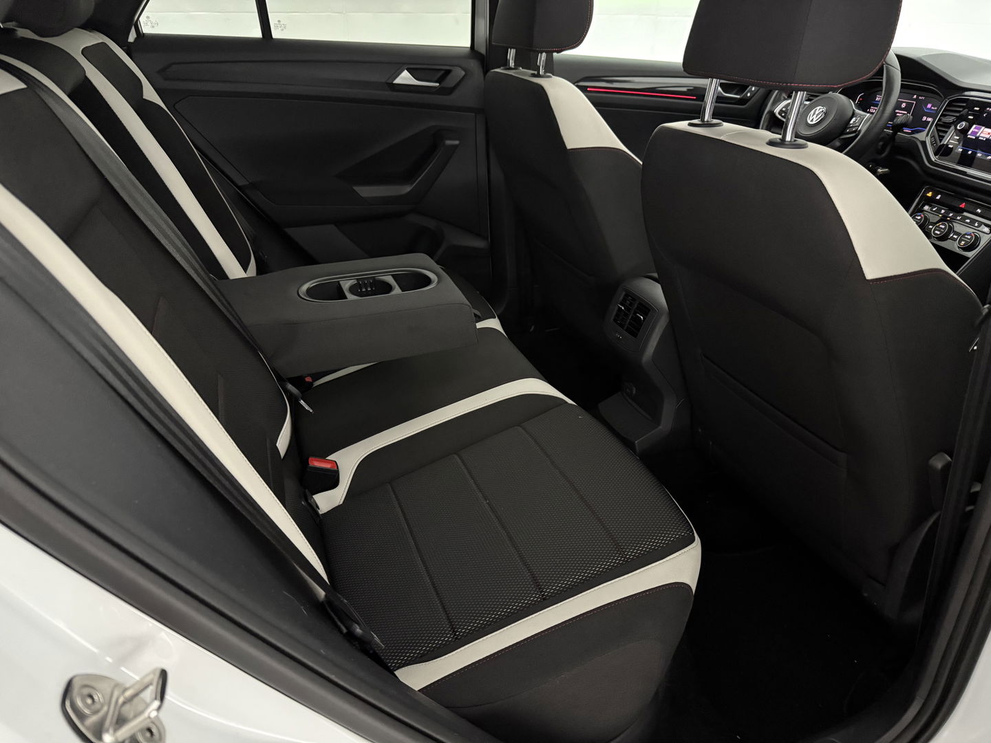 Volkswagen T-Roc 1.5 TSI Sport 150PK | Pano | Virtual | Camera | Carplay | Sfeerverl. | Adaptive Cruise | Stoelverw.