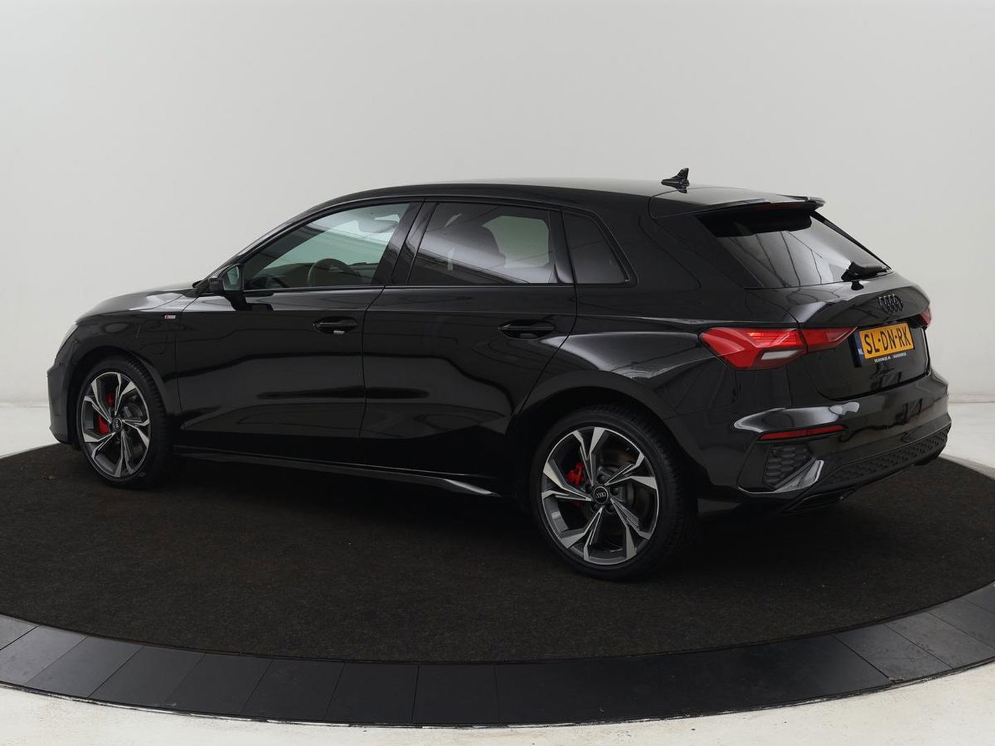 Audi A3 45 TFSI e S Line | Stoelverwarming | Camera | Sfeerverlichting | Virtual Cockpit | Carplay | Navigatie | Sportstoelen | 18'' | Climate control | PHEV | Plug In