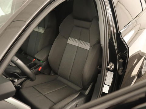 Audi A3 45 TFSI e S Line | Stoelverwarming | Camera | Sfeerverlichting | Virtual Cockpit | Carplay | Navigatie | Sportstoelen | 18'' | Climate control | PHEV | Plug In