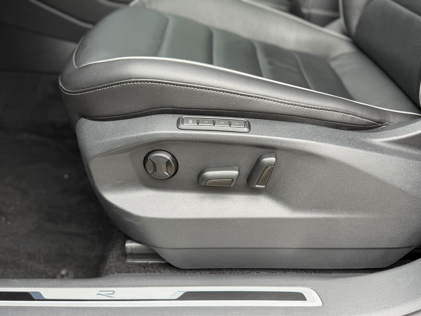 Volkswagen Tiguan 1.4 TSI eHybrid R-Line Business+ Black Style|SOH97%|Pano|Leer|Memory|Matrix|HUD|360Cam|Ad.Cruise|Trekhaak