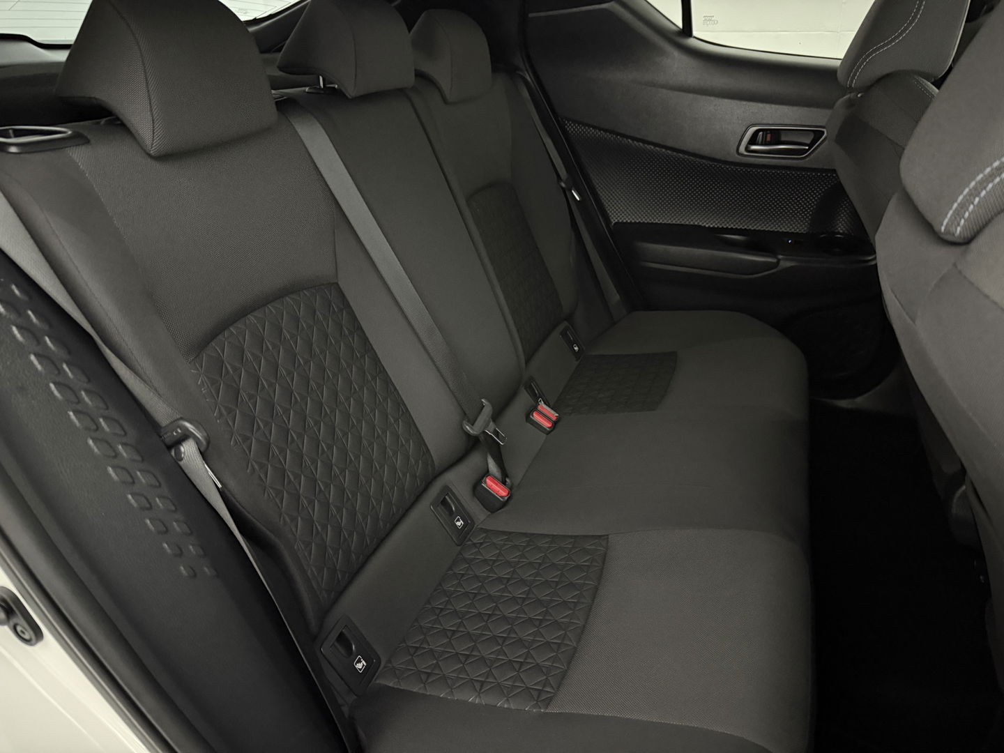 Toyota C-HR 2.0 Hybrid 217PK Business Plus | Camera | Trekhaak | JBL Audio | Carplay | Cruise | Keyless | NAP