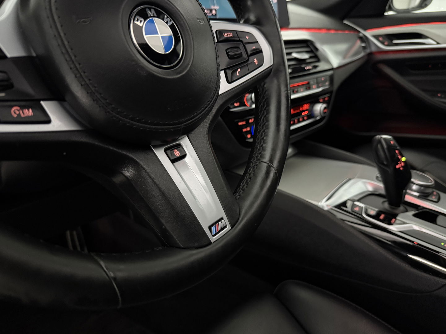 BMW 5 Serie 520i High Executive M-Sport 184PK | Pano | Sfeerverl. | HuD | Virtual | Memory | Camera | Navi | Keyless | NAP