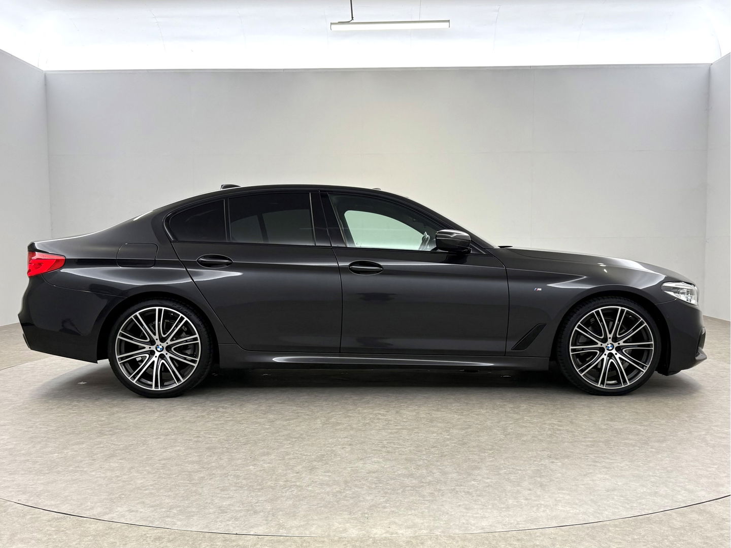 BMW 5 Serie 520i High Executive M-Sport 184PK | Pano | Sfeerverl. | HuD | Virtual | Memory | Camera | Navi | Keyless | NAP