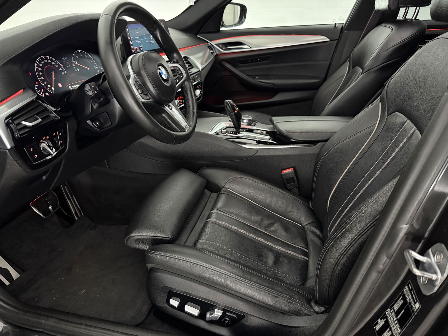 BMW 5 Serie 520i High Executive M-Sport 184PK | Pano | Sfeerverl. | HuD | Virtual | Memory | Camera | Navi | Keyless | NAP