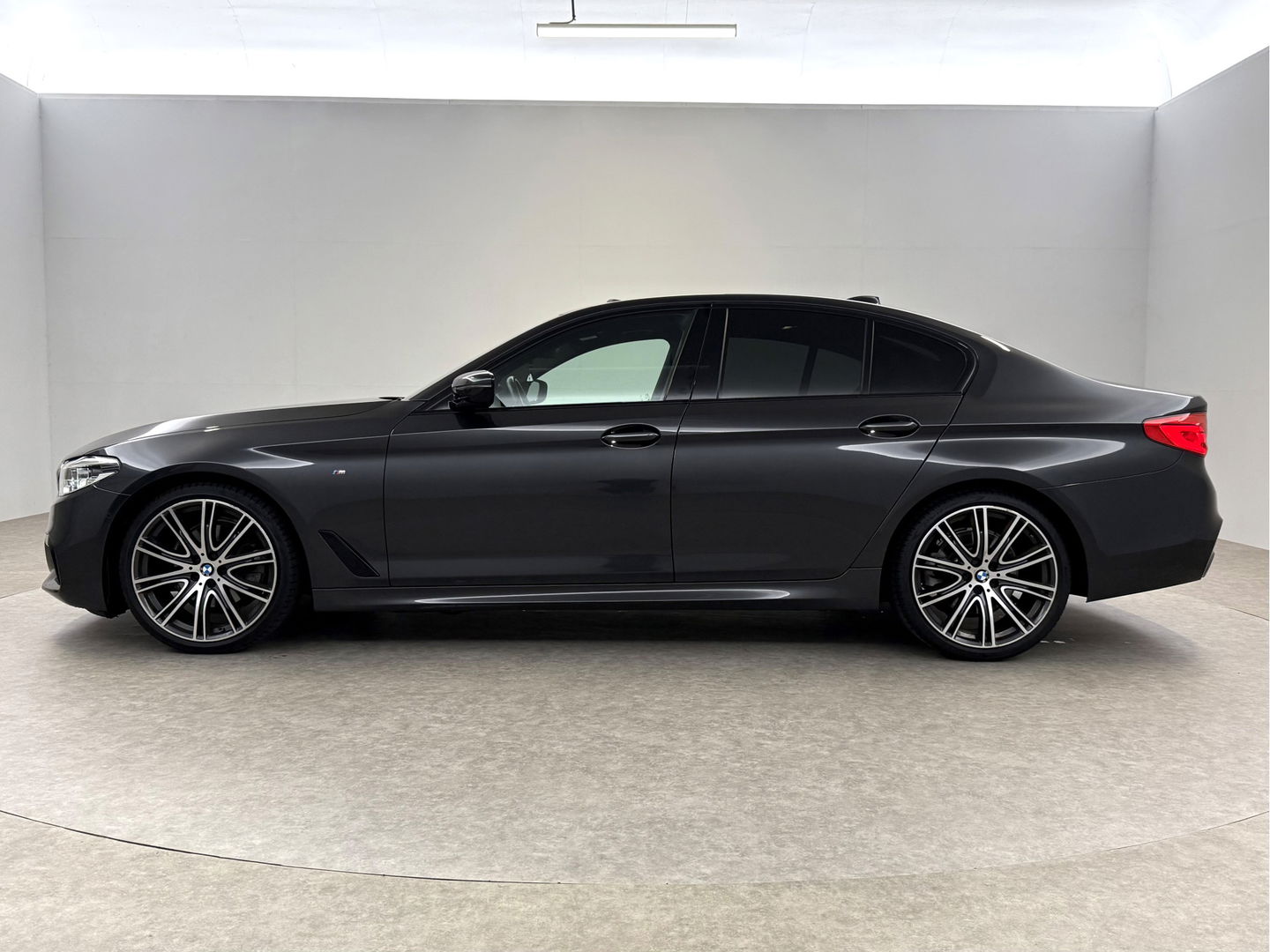 BMW 5 Serie 520i High Executive M-Sport 184PK | Pano | Sfeerverl. | HuD | Virtual | Memory | Camera | Navi | Keyless | NAP