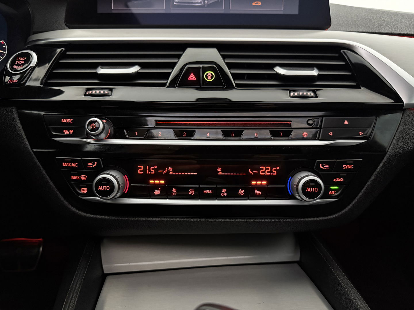 BMW 5 Serie 520i High Executive M-Sport 184PK | Pano | Sfeerverl. | HuD | Virtual | Memory | Camera | Navi | Keyless | NAP