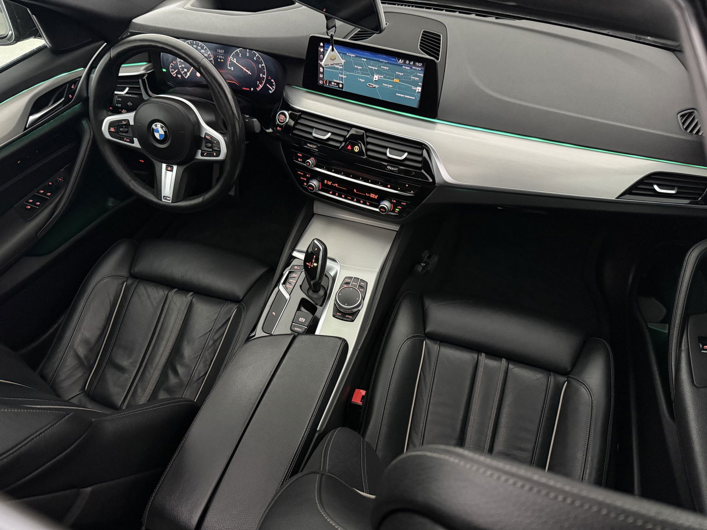BMW 5 Serie 520i High Executive M-Sport 184PK | Pano | Sfeerverl. | HuD | Virtual | Memory | Camera | Navi | Keyless | NAP