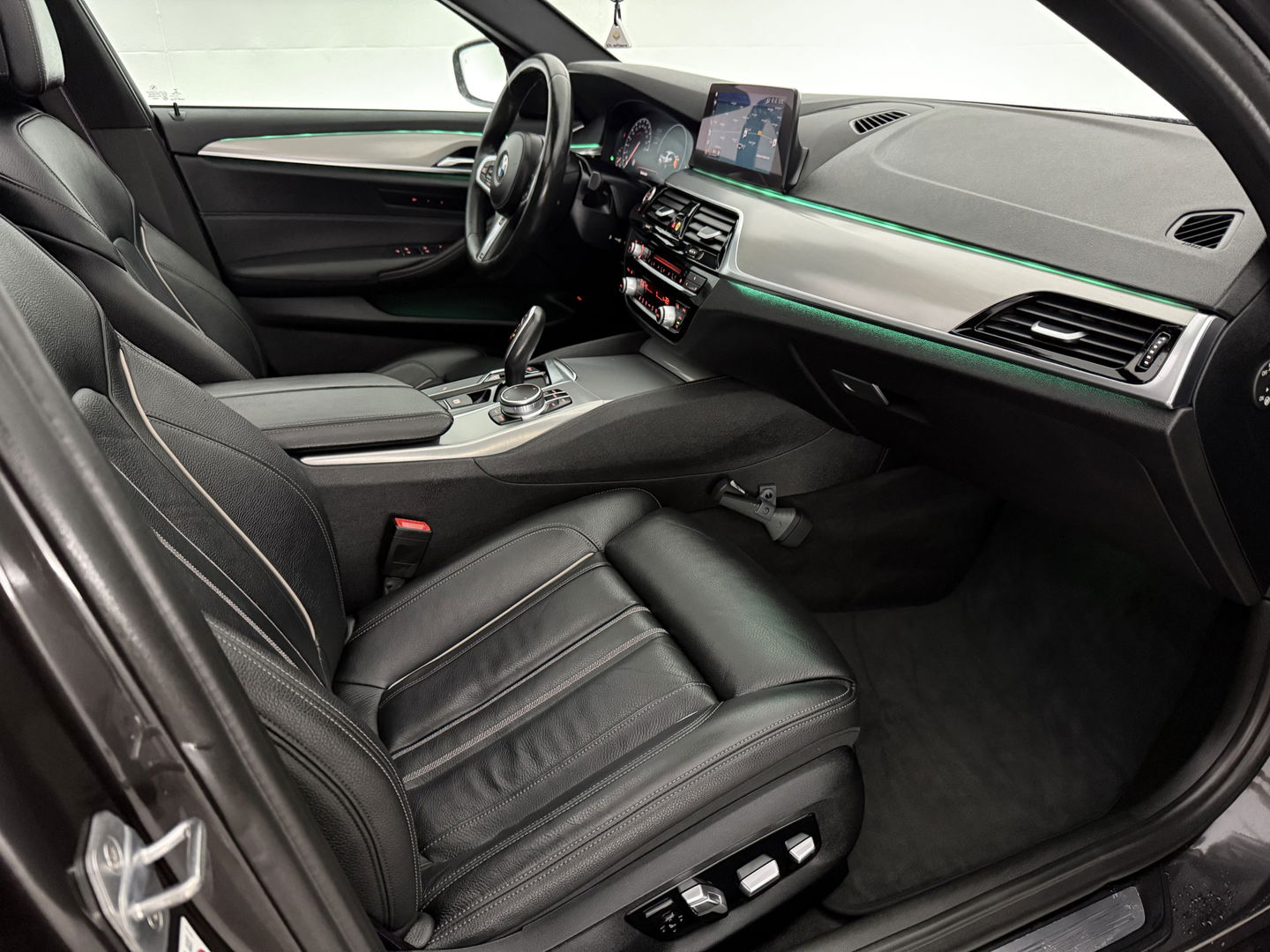 BMW 5 Serie 520i High Executive M-Sport 184PK | Pano | Sfeerverl. | HuD | Virtual | Memory | Camera | Navi | Keyless | NAP