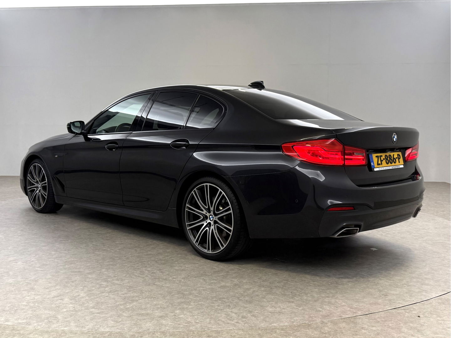 BMW 5 Serie 520i High Executive M-Sport 184PK | Pano | Sfeerverl. | HuD | Virtual | Memory | Camera | Navi | Keyless | NAP