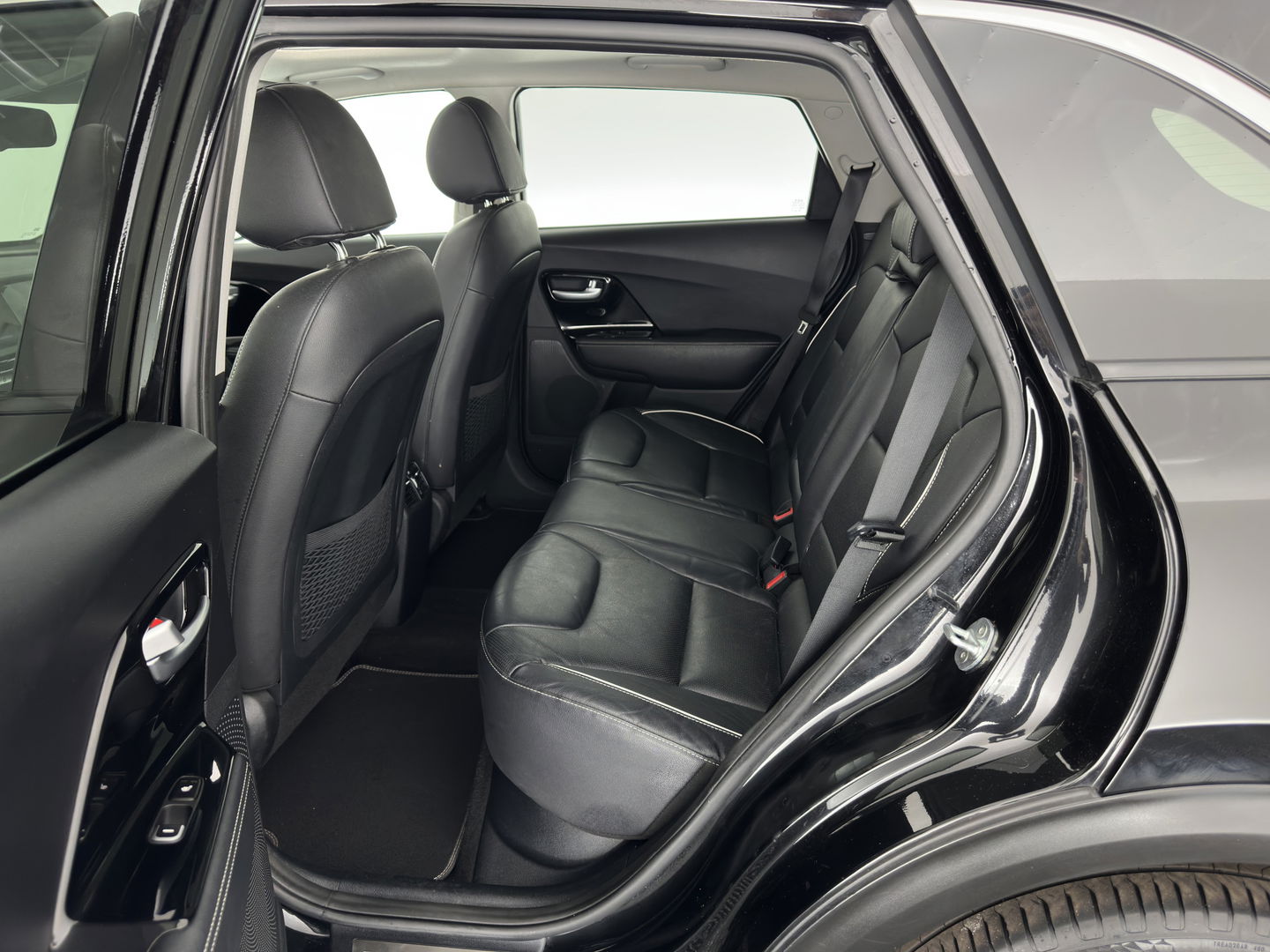 Kia e-Niro ExecutiveLine 64 kWh [ 3-Fase ] {SOH-100%} (INCL-BTW) Aut. *PANO | LUXURY-LEATHER | JBL-AUDIO | FULL-LED | NAVI-FULLMAP | DAB | ADAPTIVE-CRUISE | CAMERA | MEMORY-PACK | LANE-ASSIST | CCS-FASTLOADER | KEYLESS | DIGI-COCKPIT | 17"ALU*