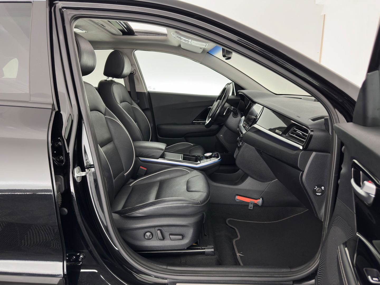 Kia e-Niro ExecutiveLine 64 kWh [ 3-Fase ] {SOH-100%} (INCL-BTW) Aut. *PANO | LUXURY-LEATHER | JBL-AUDIO | FULL-LED | NAVI-FULLMAP | DAB | ADAPTIVE-CRUISE | CAMERA | MEMORY-PACK | LANE-ASSIST | CCS-FASTLOADER | KEYLESS | DIGI-COCKPIT | 17"ALU*