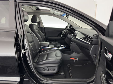 Kia e-Niro ExecutiveLine 64 kWh [ 3-Fase ] {SOH-100%} (INCL-BTW) Aut. *PANO | LUXURY-LEATHER | JBL-AUDIO | FULL-LED | NAVI-FULLMAP | DAB | ADAPTIVE-CRUISE | CAMERA | MEMORY-PACK | LANE-ASSIST | CCS-FASTLOADER | KEYLESS | DIGI-COCKPIT | 17"ALU*