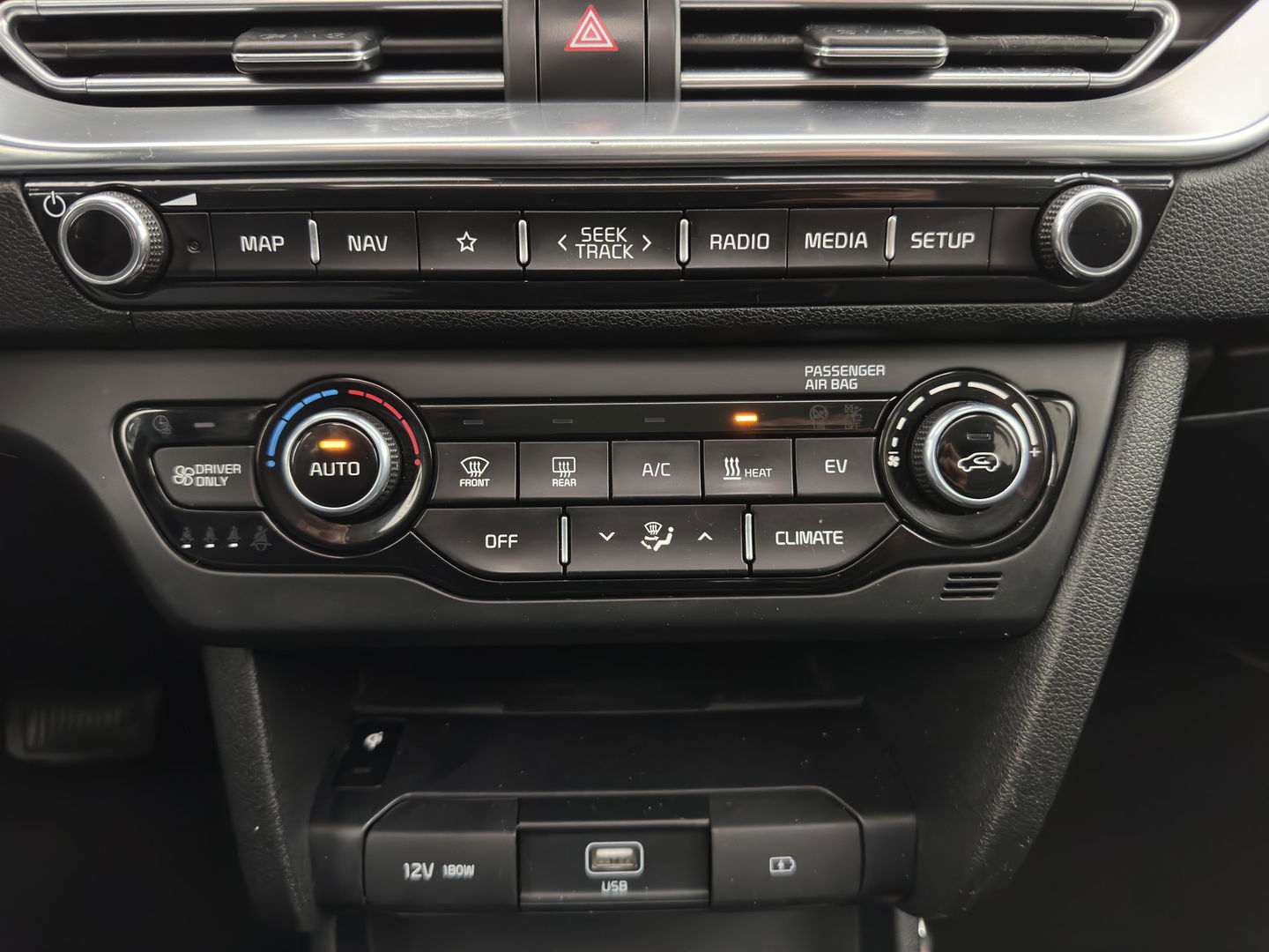 Kia e-Niro ExecutiveLine 64 kWh [ 3-Fase ] {SOH-100%} (INCL-BTW) Aut. *PANO | LUXURY-LEATHER | JBL-AUDIO | FULL-LED | NAVI-FULLMAP | DAB | ADAPTIVE-CRUISE | CAMERA | MEMORY-PACK | LANE-ASSIST | CCS-FASTLOADER | KEYLESS | DIGI-COCKPIT | 17"ALU*