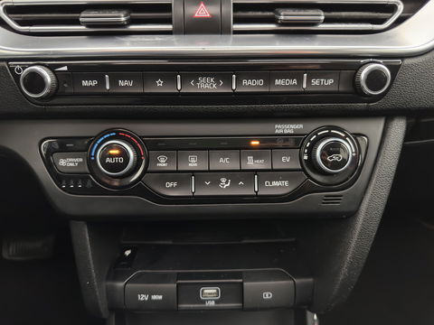 Kia e-Niro ExecutiveLine 64 kWh [ 3-Fase ] {SOH-100%} (INCL-BTW) Aut. *PANO | LUXURY-LEATHER | JBL-AUDIO | FULL-LED | NAVI-FULLMAP | DAB | ADAPTIVE-CRUISE | CAMERA | MEMORY-PACK | LANE-ASSIST | CCS-FASTLOADER | KEYLESS | DIGI-COCKPIT | 17"ALU*