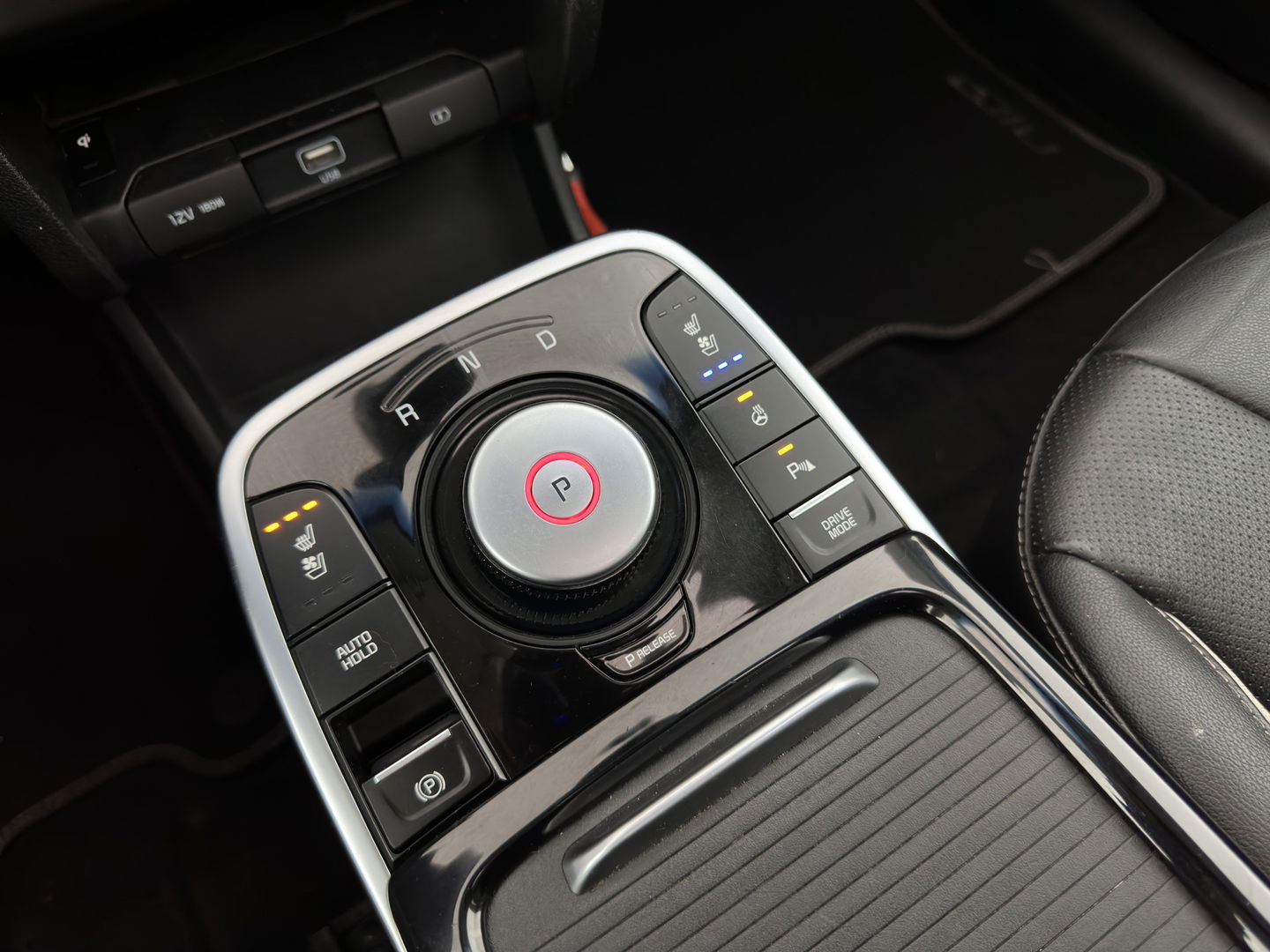 Kia e-Niro ExecutiveLine 64 kWh [ 3-Fase ] {SOH-100%} (INCL-BTW) Aut. *PANO | LUXURY-LEATHER | JBL-AUDIO | FULL-LED | NAVI-FULLMAP | DAB | ADAPTIVE-CRUISE | CAMERA | MEMORY-PACK | LANE-ASSIST | CCS-FASTLOADER | KEYLESS | DIGI-COCKPIT | 17"ALU*