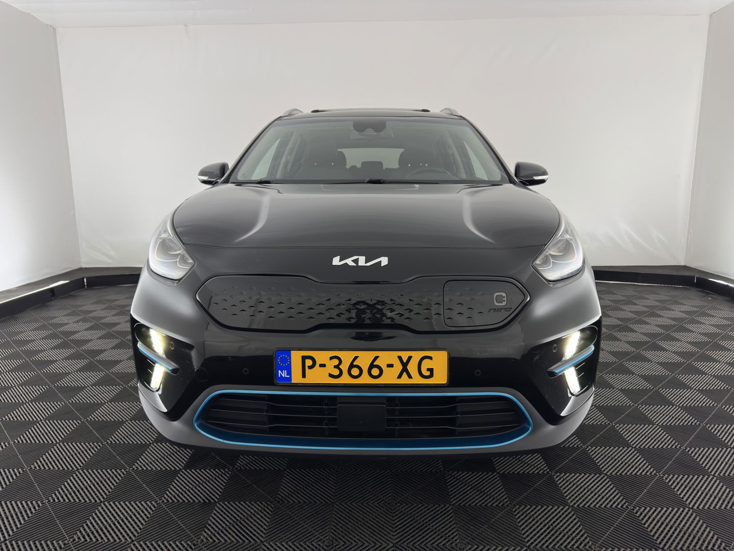 Kia e-Niro ExecutiveLine 64 kWh [ 3-Fase ] {SOH-100%} (INCL-BTW) Aut. *PANO | LUXURY-LEATHER | JBL-AUDIO | FULL-LED | NAVI-FULLMAP | DAB | ADAPTIVE-CRUISE | CAMERA | MEMORY-PACK | LANE-ASSIST | CCS-FASTLOADER | KEYLESS | DIGI-COCKPIT | 17"ALU*