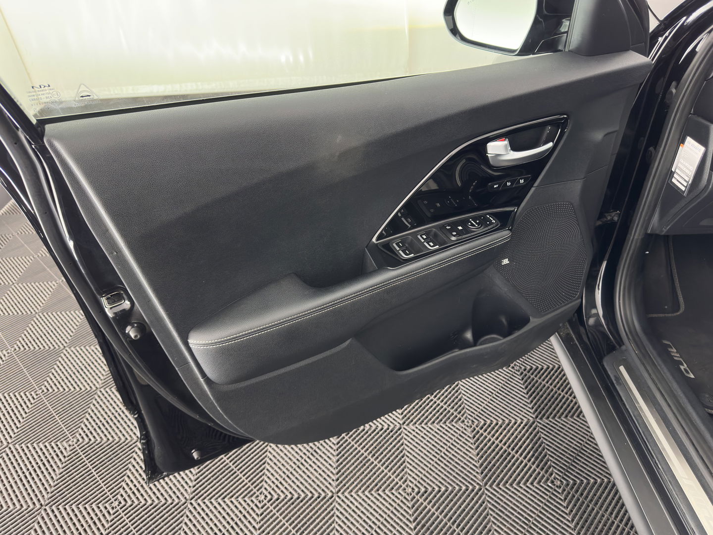 Kia e-Niro ExecutiveLine 64 kWh [ 3-Fase ] {SOH-100%} (INCL-BTW) Aut. *PANO | LUXURY-LEATHER | JBL-AUDIO | FULL-LED | NAVI-FULLMAP | DAB | ADAPTIVE-CRUISE | CAMERA | MEMORY-PACK | LANE-ASSIST | CCS-FASTLOADER | KEYLESS | DIGI-COCKPIT | 17"ALU*