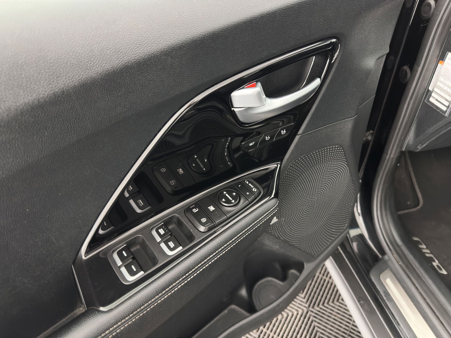 Kia e-Niro ExecutiveLine 64 kWh [ 3-Fase ] {SOH-100%} (INCL-BTW) Aut. *PANO | LUXURY-LEATHER | JBL-AUDIO | FULL-LED | NAVI-FULLMAP | DAB | ADAPTIVE-CRUISE | CAMERA | MEMORY-PACK | LANE-ASSIST | CCS-FASTLOADER | KEYLESS | DIGI-COCKPIT | 17"ALU*