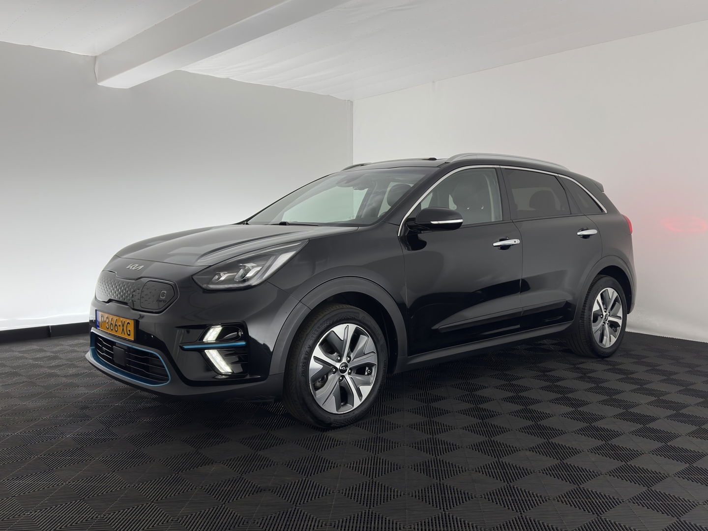 Kia e-Niro ExecutiveLine 64 kWh [ 3-Fase ] {SOH-100%} (INCL-BTW) Aut. *PANO | LUXURY-LEATHER | JBL-AUDIO | FULL-LED | NAVI-FULLMAP | DAB | ADAPTIVE-CRUISE | CAMERA | MEMORY-PACK | LANE-ASSIST | CCS-FASTLOADER | KEYLESS | DIGI-COCKPIT | 17"ALU*