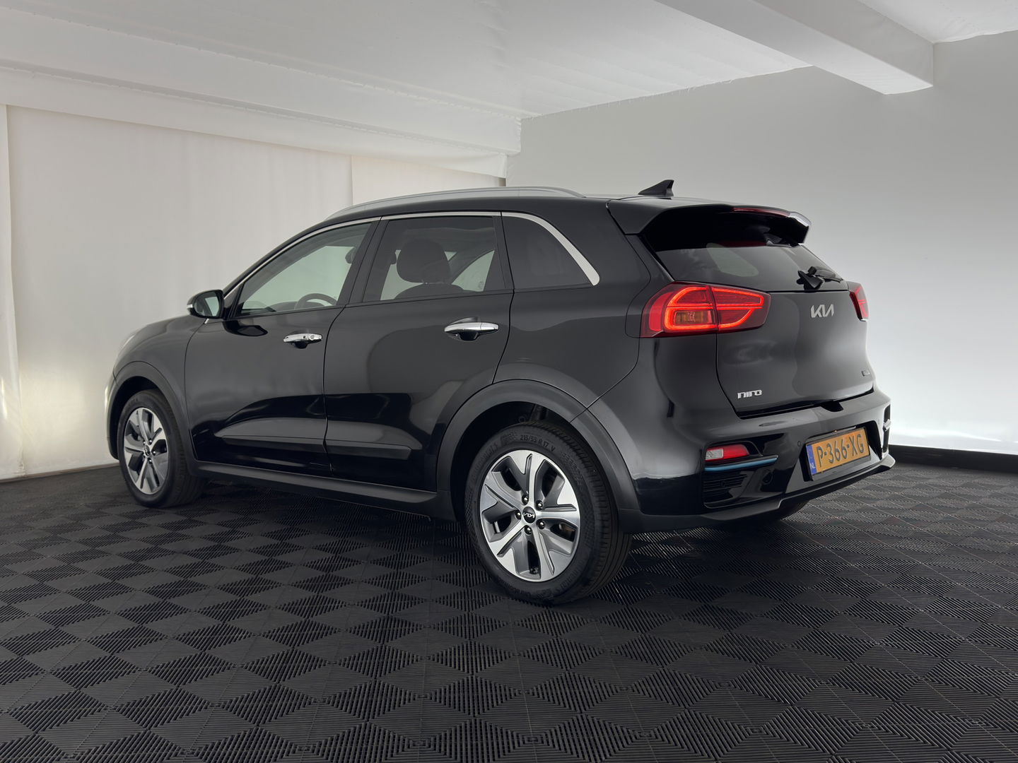 Kia e-Niro ExecutiveLine 64 kWh [ 3-Fase ] {SOH-100%} (INCL-BTW) Aut. *PANO | LUXURY-LEATHER | JBL-AUDIO | FULL-LED | NAVI-FULLMAP | DAB | ADAPTIVE-CRUISE | CAMERA | MEMORY-PACK | LANE-ASSIST | CCS-FASTLOADER | KEYLESS | DIGI-COCKPIT | 17"ALU*