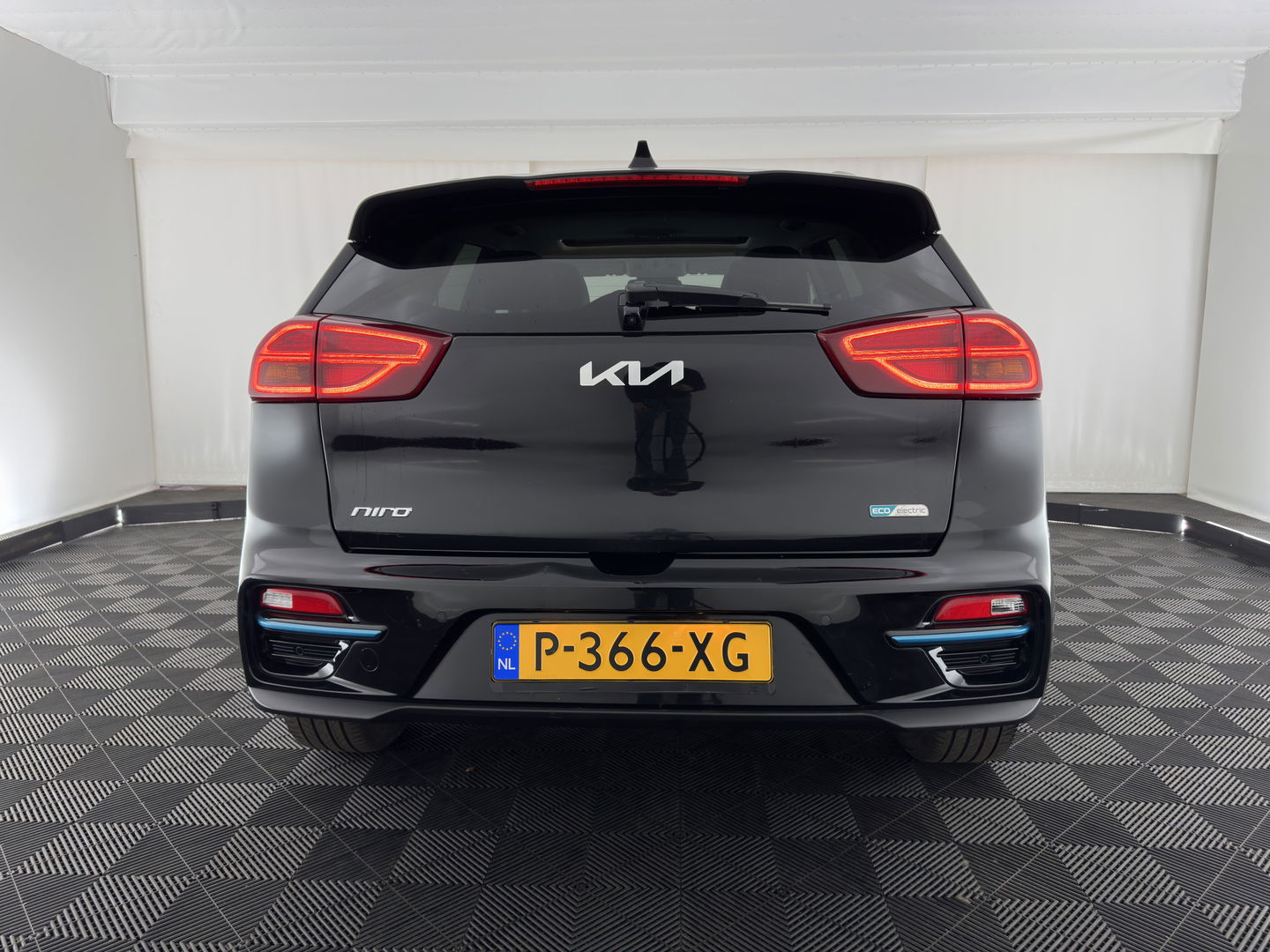 Kia e-Niro ExecutiveLine 64 kWh [ 3-Fase ] {SOH-100%} (INCL-BTW) Aut. *PANO | LUXURY-LEATHER | JBL-AUDIO | FULL-LED | NAVI-FULLMAP | DAB | ADAPTIVE-CRUISE | CAMERA | MEMORY-PACK | LANE-ASSIST | CCS-FASTLOADER | KEYLESS | DIGI-COCKPIT | 17"ALU*
