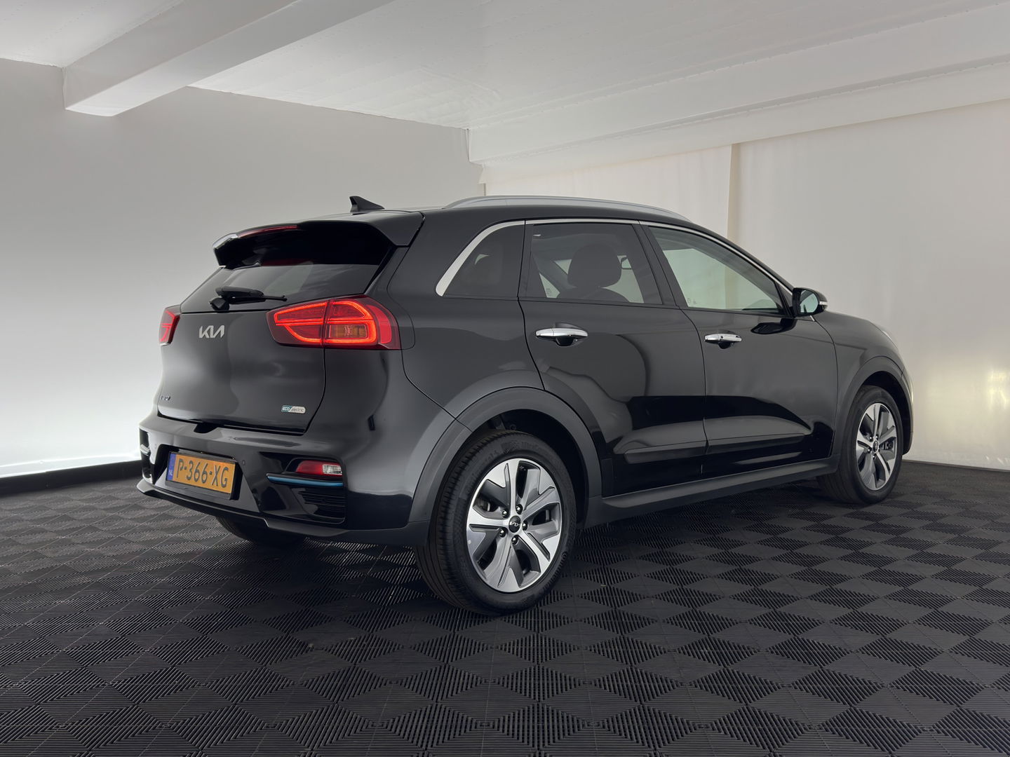 Kia e-Niro ExecutiveLine 64 kWh [ 3-Fase ] {SOH-100%} (INCL-BTW) Aut. *PANO | LUXURY-LEATHER | JBL-AUDIO | FULL-LED | NAVI-FULLMAP | DAB | ADAPTIVE-CRUISE | CAMERA | MEMORY-PACK | LANE-ASSIST | CCS-FASTLOADER | KEYLESS | DIGI-COCKPIT | 17"ALU*