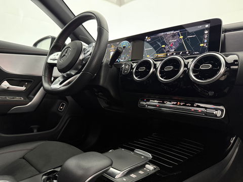 Mercedes-Benz CLA-Klasse 180 AMG | Pano | LED | Trekhaak | Virtual | Camera | Carplay | Cruise