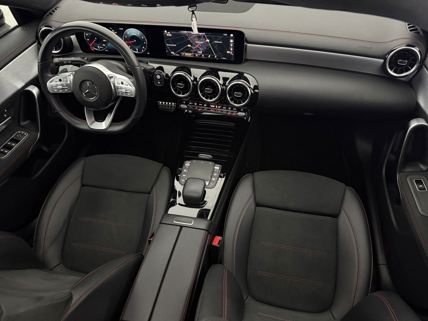 Mercedes-Benz CLA-Klasse 180 AMG | Pano | LED | Trekhaak | Virtual | Camera | Carplay | Cruise