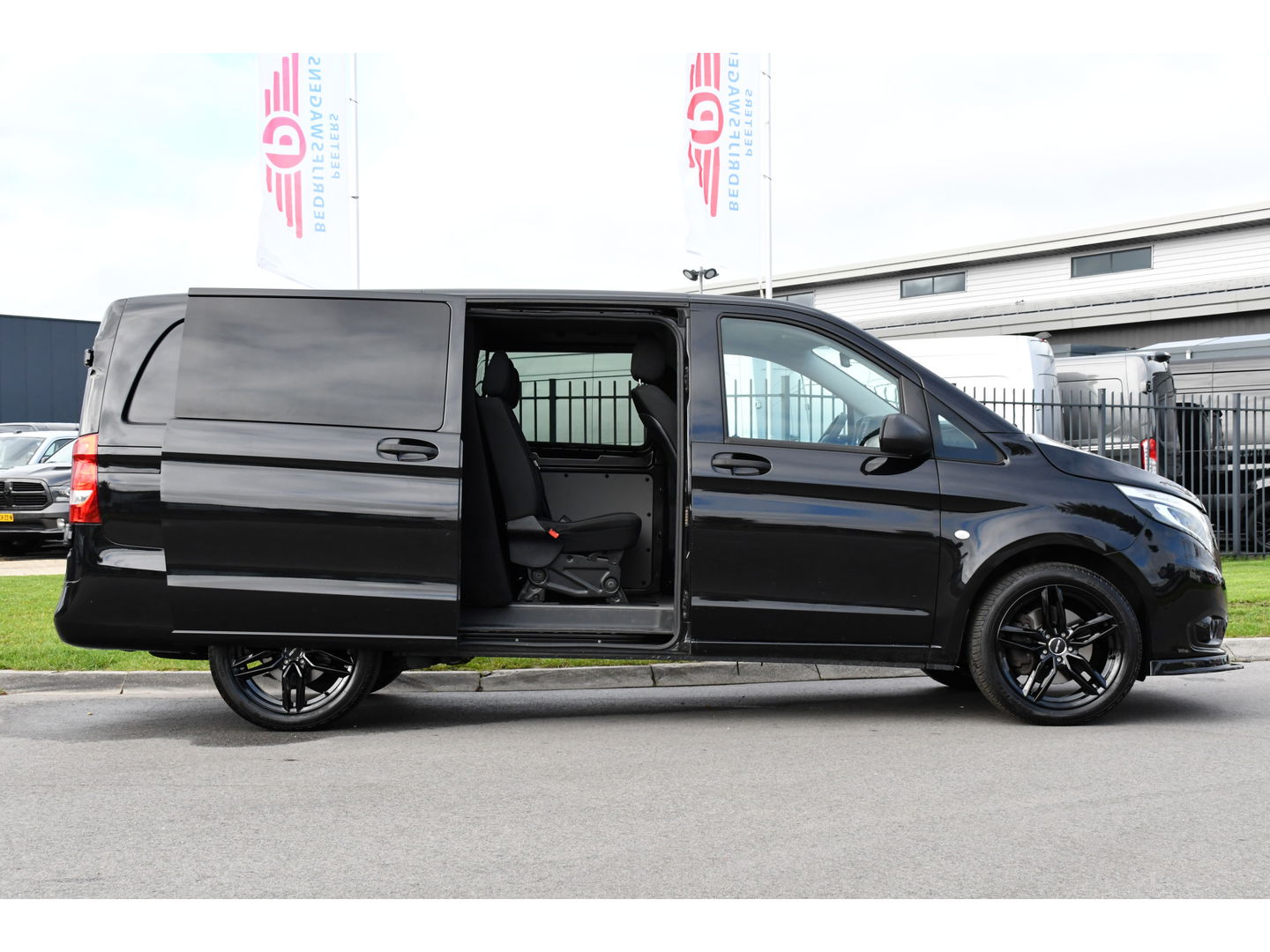 Mercedes-Benz Vito 119 CDI L2 DC Black Edition Camera, Cruise, LED, Carplay, Automaat, Stoelverwarming, 190pk, Trekhaak, Uniek!