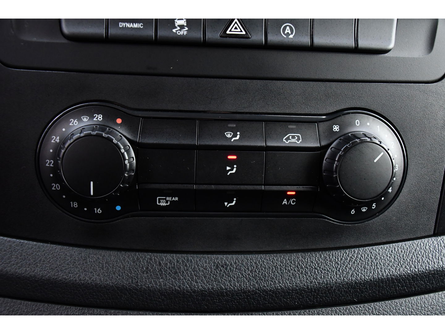 Mercedes-Benz Vito 119 CDI L2 DC Black Edition Camera, Cruise, LED, Carplay, Automaat, Stoelverwarming, 190pk, Trekhaak, Uniek!