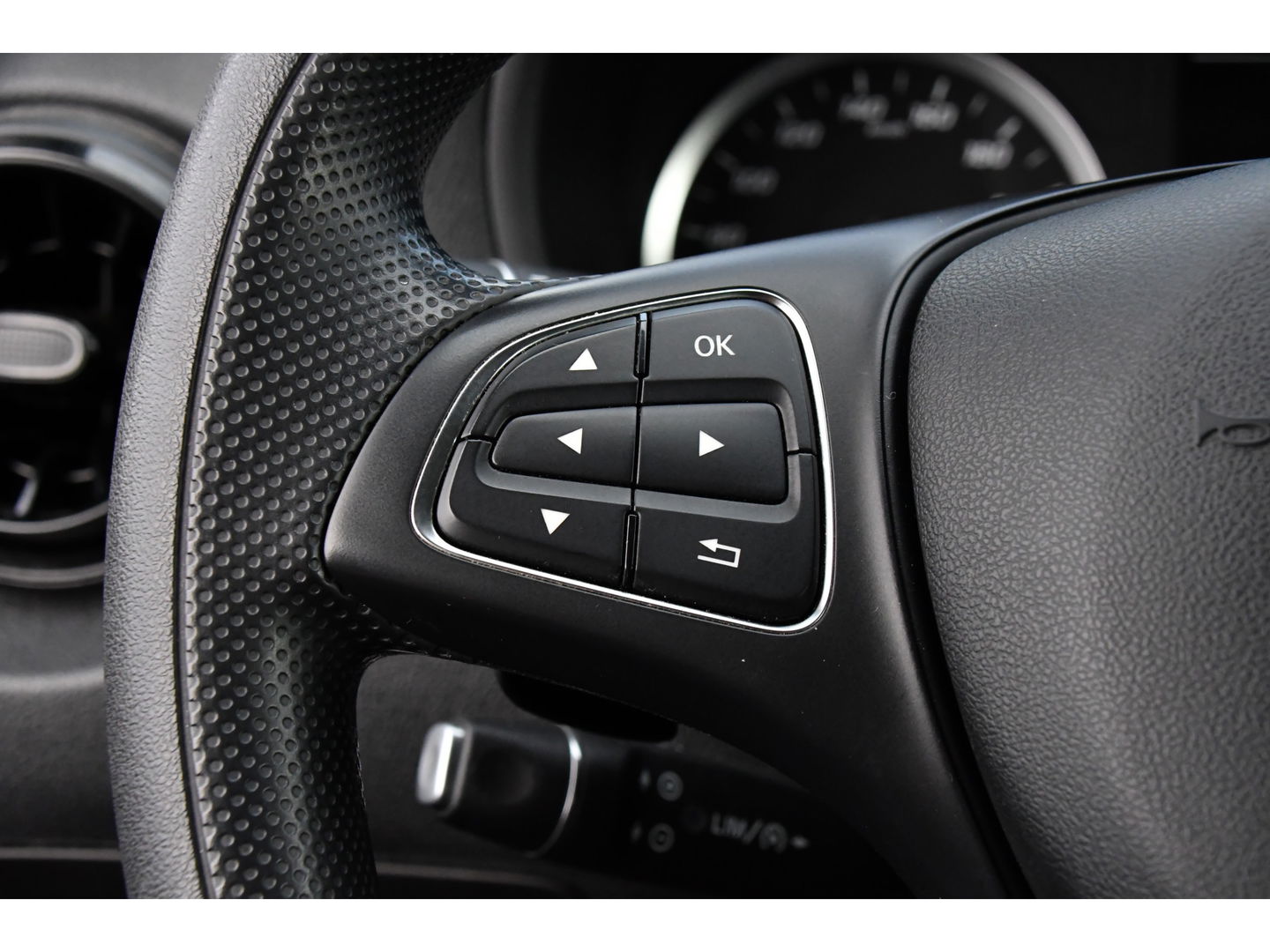 Mercedes-Benz Vito 119 CDI L2 DC Black Edition Camera, Cruise, LED, Carplay, Automaat, Stoelverwarming, 190pk, Trekhaak, Uniek!