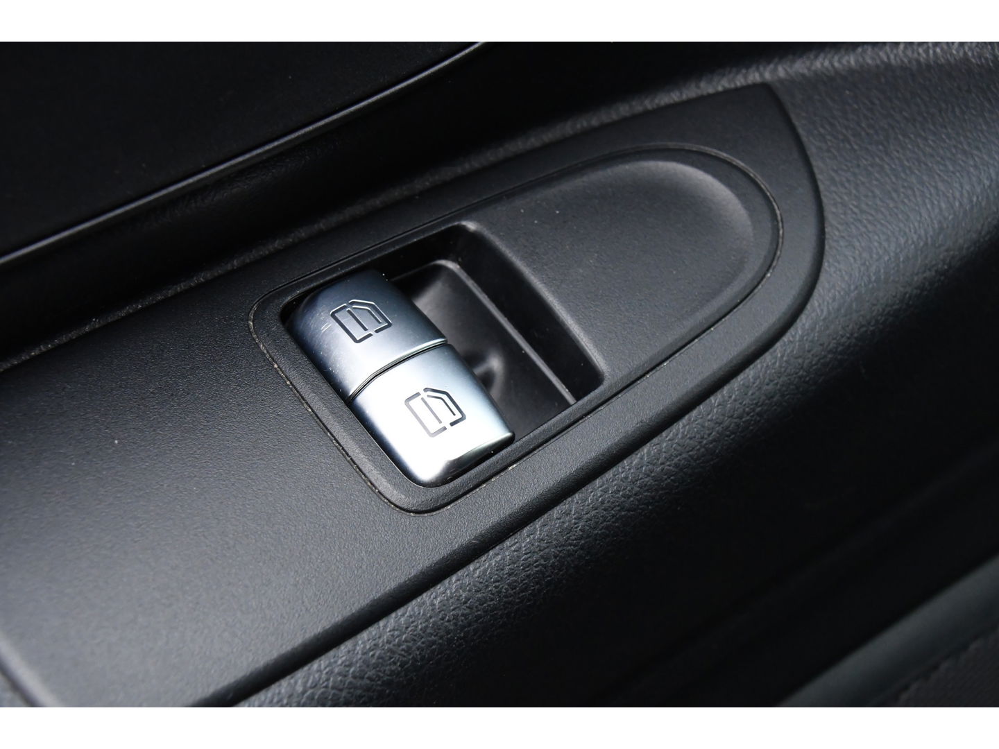 Mercedes-Benz Vito 119 CDI L2 DC Black Edition Camera, Cruise, LED, Carplay, Automaat, Stoelverwarming, 190pk, Trekhaak, Uniek!