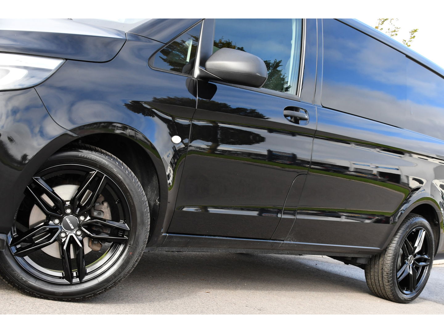 Mercedes-Benz Vito 119 CDI L2 DC Black Edition Camera, Cruise, LED, Carplay, Automaat, Stoelverwarming, 190pk, Trekhaak, Uniek!