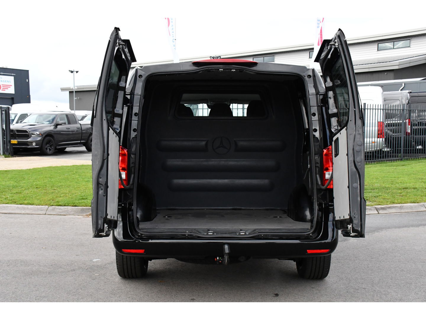Mercedes-Benz Vito 119 CDI L2 DC Black Edition Camera, Cruise, LED, Carplay, Automaat, Stoelverwarming, 190pk, Trekhaak, Uniek!