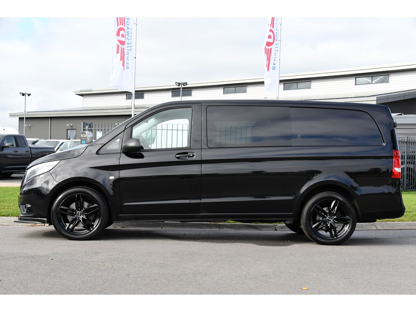 Mercedes-Benz Vito 119 CDI L2 DC Black Edition Camera, Cruise, LED, Carplay, Automaat, Stoelverwarming, 190pk, Trekhaak, Uniek!