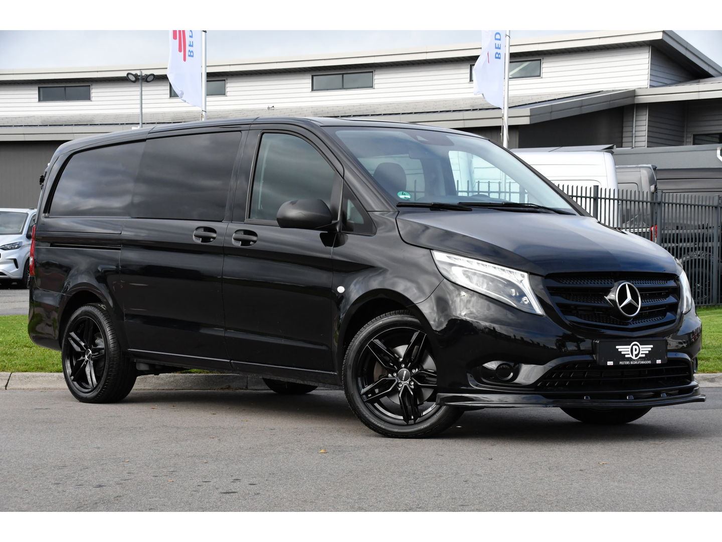 Mercedes-Benz Vito 119 CDI L2 DC Black Edition Camera, Cruise, LED, Carplay, Automaat, Stoelverwarming, 190pk, Trekhaak, Uniek!