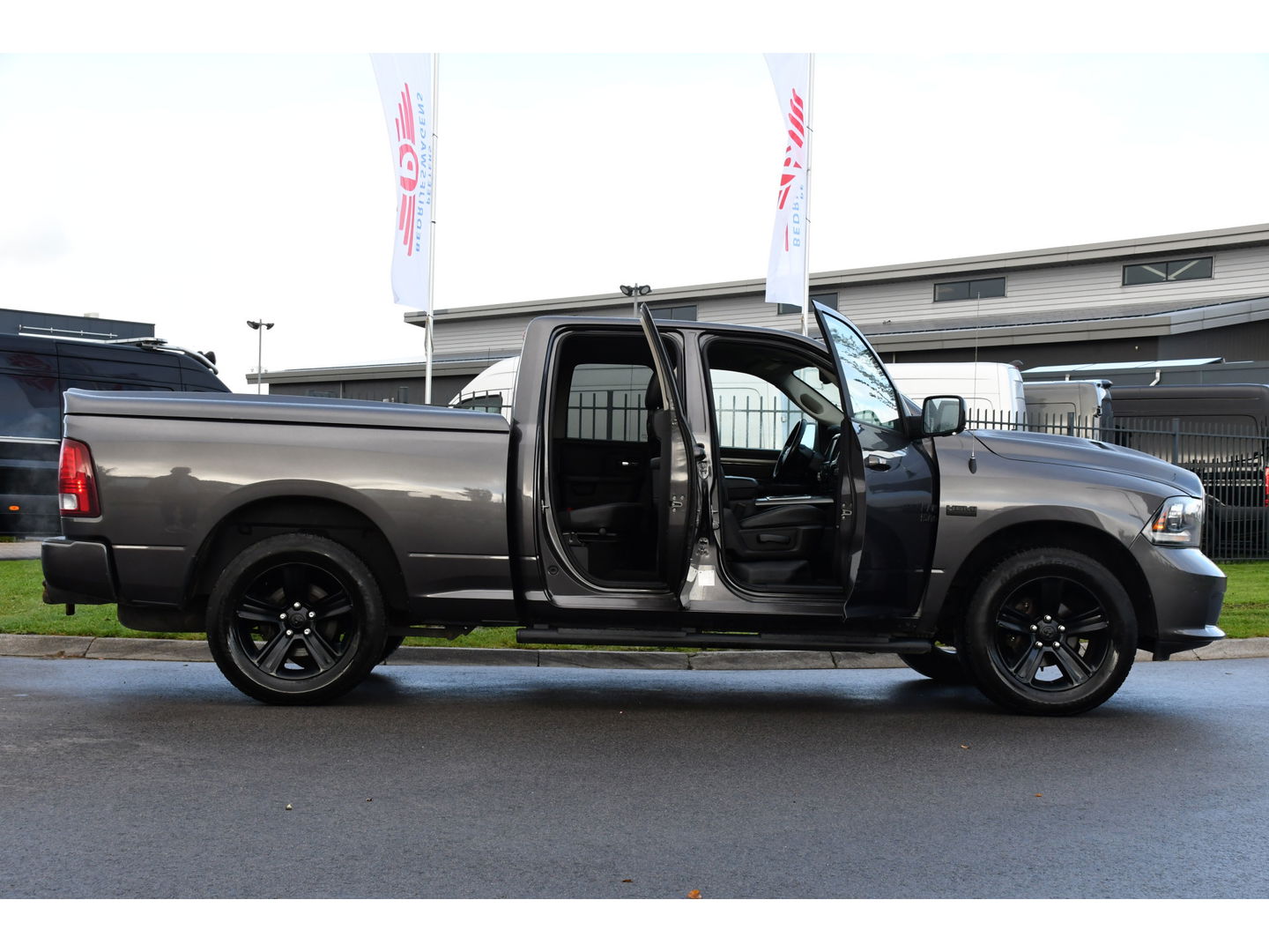 Dodge Ram 1500 5.7 V8 Quad Cab 6'4 Cruise, Camera, 402pk, Automaat, 3500kg, Trekhaak, Stoelverwarming, Leder, Multimedia, Sensoren, Uniek!