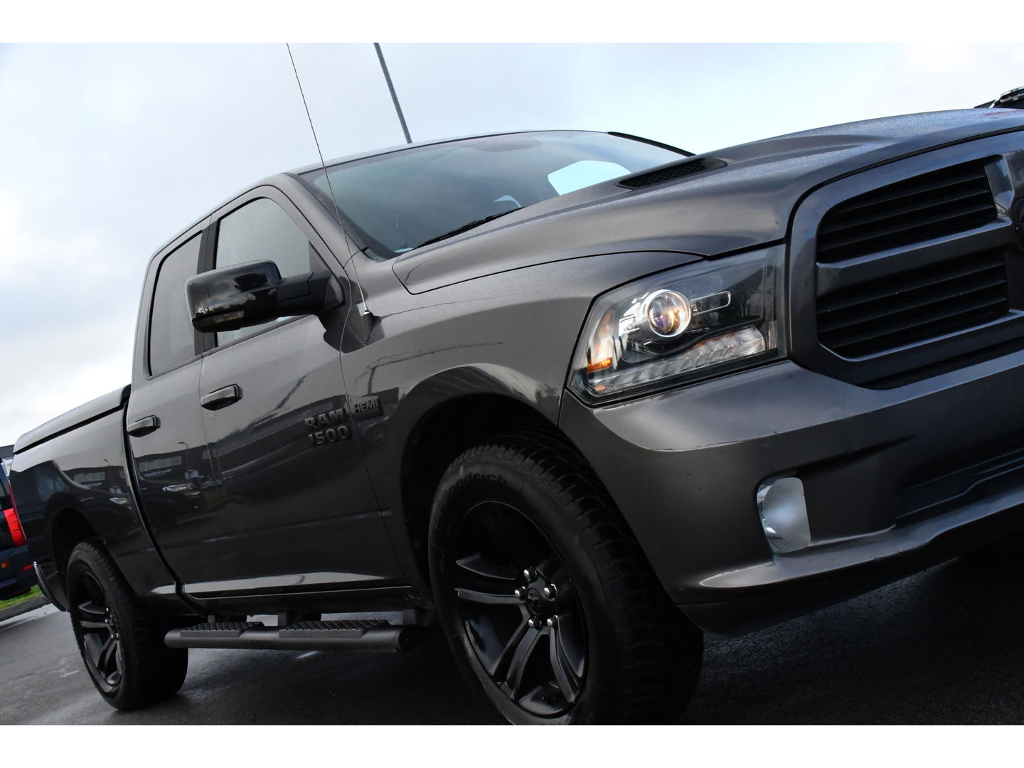 Dodge Ram 1500 5.7 V8 Quad Cab 6'4 Cruise, Camera, 402pk, Automaat, 3500kg, Trekhaak, Stoelverwarming, Leder, Multimedia, Sensoren, Uniek!