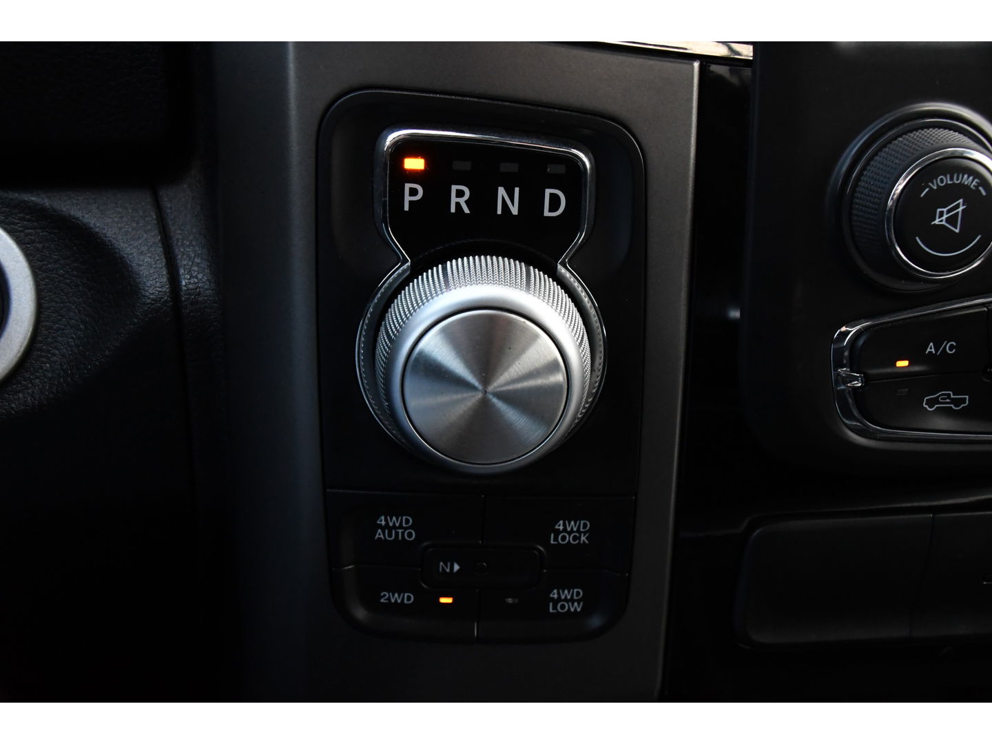 Dodge Ram 1500 5.7 V8 Quad Cab 6'4 Cruise, Camera, 402pk, Automaat, 3500kg, Trekhaak, Stoelverwarming, Leder, Multimedia, Sensoren, Uniek!