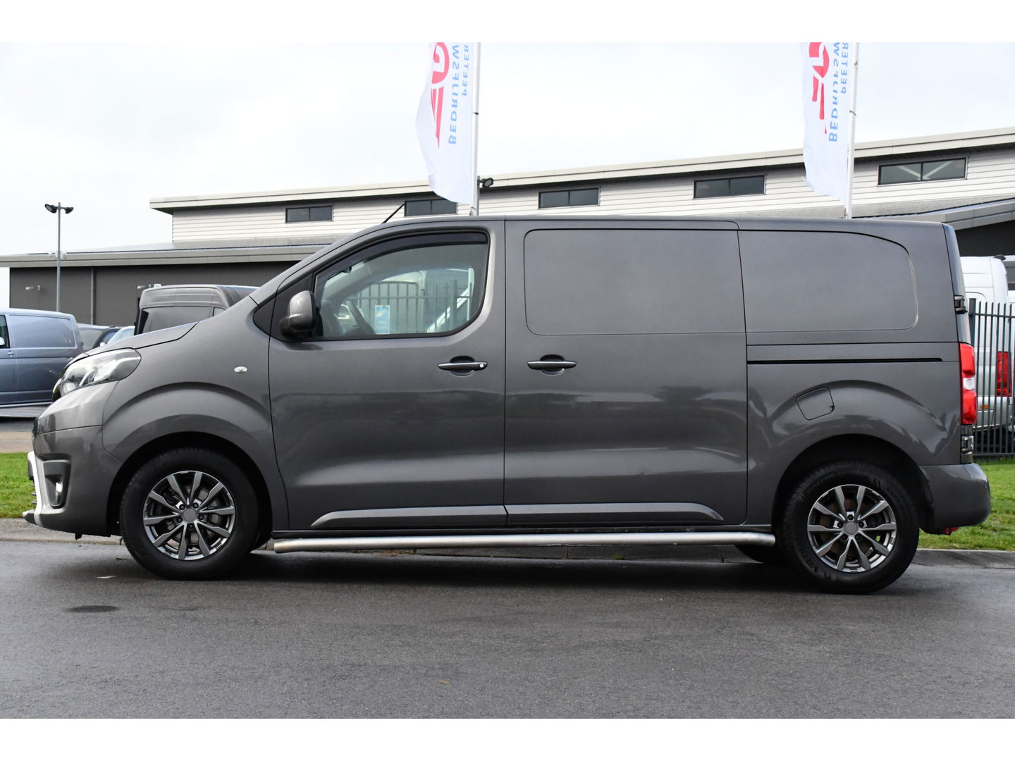 Toyota ProAce Worker 2.0 D-4D Professional Full Options, Camera, Cruise, 2 x Schuifdeur, Clima, Keyless, Multimedia, Trekhaak, Sensoren, 150pk, Uniek!