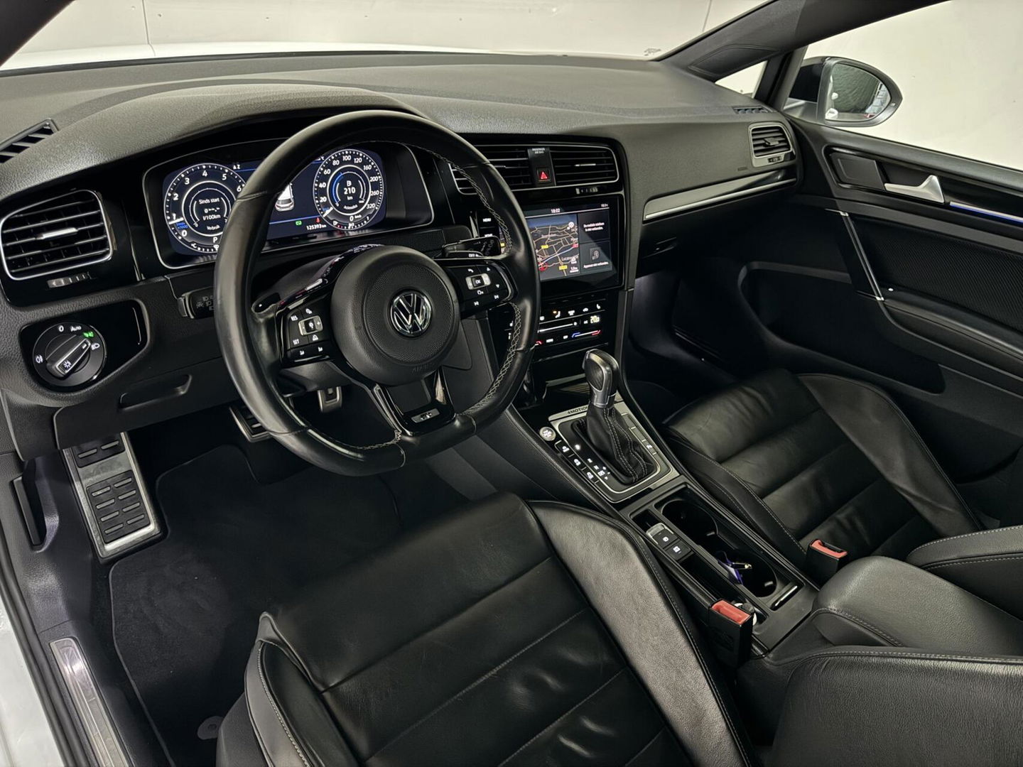 Volkswagen Golf 2.0 TSI R 4Motion Pano Virtual Miltek Leer Carplay
