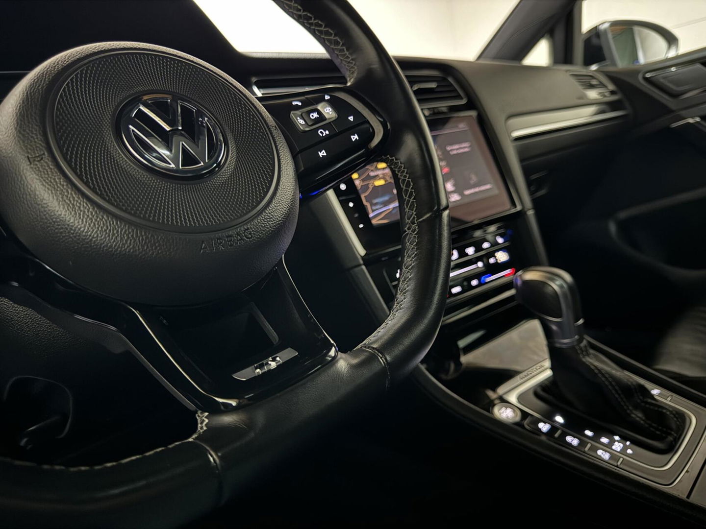 Volkswagen Golf 2.0 TSI R 4Motion Pano Virtual Miltek Leer Carplay