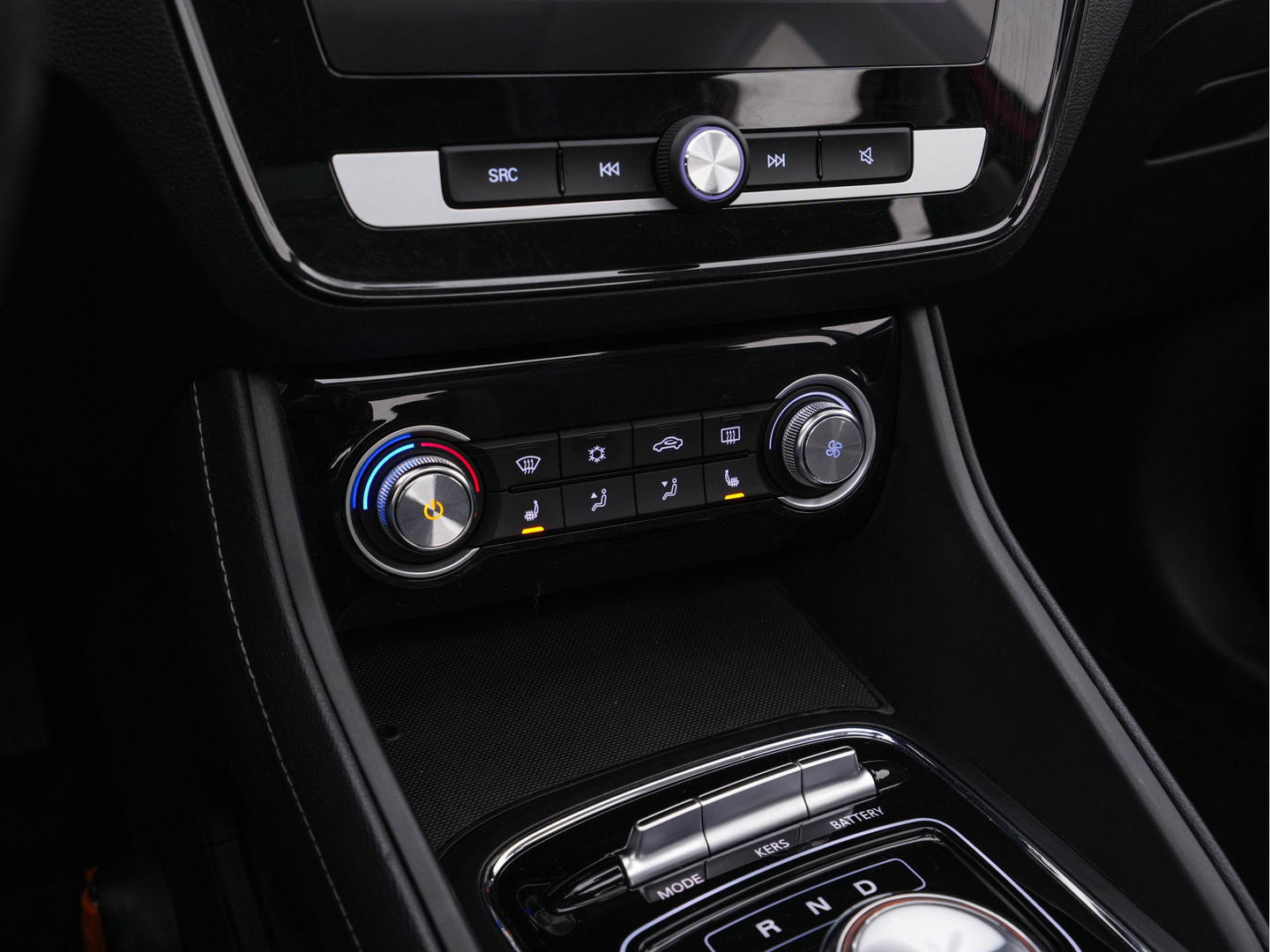 MG ZS EV Luxury 45 kWh {SOH-96%} Aut. *PANO | LUXURY-LEATHER | CCS-FASTLOADER | KEYLESS | NAVI-FULLMAP | ADAPTIVE-CRUISE | CAMERA | HEATED-SPORTSEATS | CARPLAY | BLINDSPOT | DAB | LANE-ASSIST | PRIVACY-GLASS | 17''ALU*