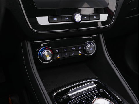 MG ZS EV Luxury 45 kWh {SOH-96%} Aut. *PANO | LUXURY-LEATHER | CCS-FASTLOADER | KEYLESS | NAVI-FULLMAP | ADAPTIVE-CRUISE | CAMERA | HEATED-SPORTSEATS | CARPLAY | BLINDSPOT | DAB | LANE-ASSIST | PRIVACY-GLASS | 17''ALU*